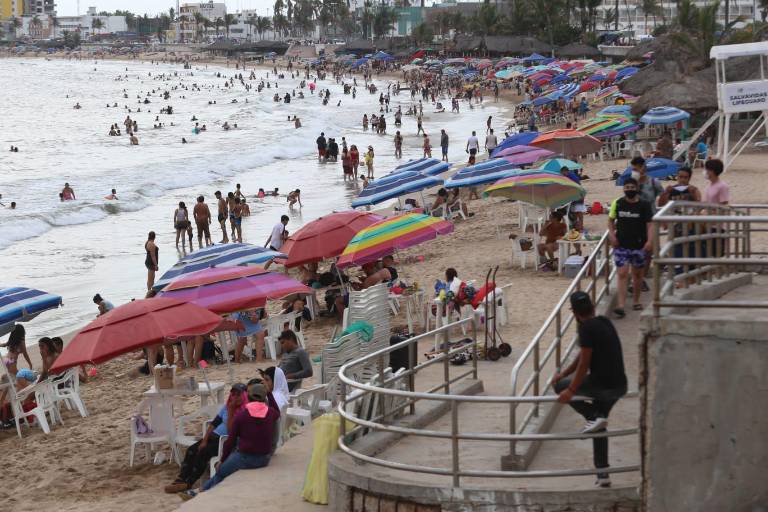 Disfrutan centenares de personas de las playas de Mazatlán