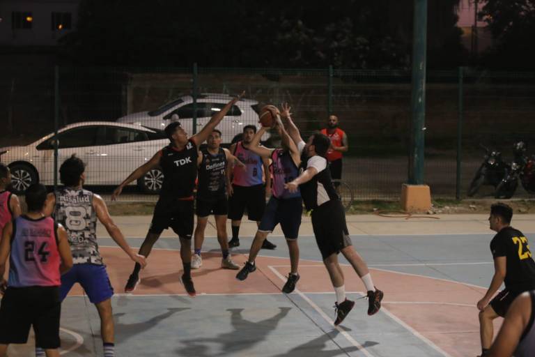 Refrenda Teke Tires su etiqueta de favorito en el baloncesto de la Burócrata