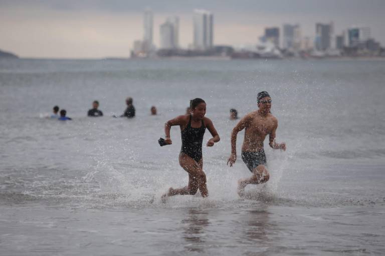 Quetzalcóatl y Luna dominan las olas en Séptima Competencia Puntuable de Natación