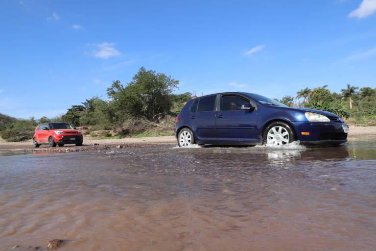Habitantes de El Quelite abren paso por el río para levantar la economía de la sindicatura