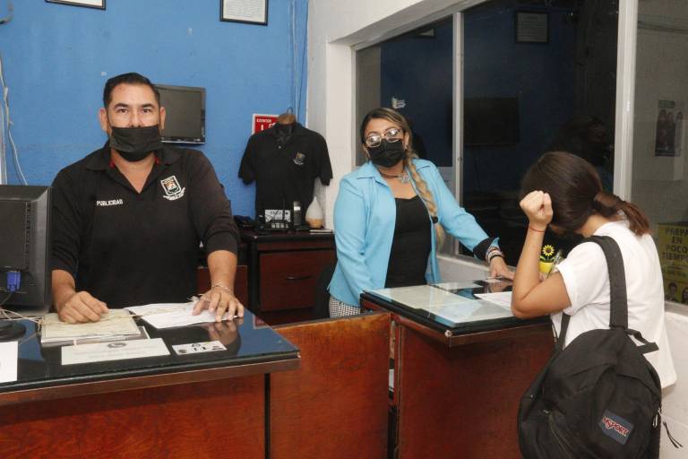 Dan alumnos la bienvenida al nuevo ciclo escolar 2022-2023