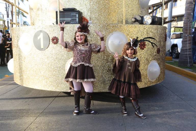 Mazatlecos y visitantes gozan del primer desfile de Carnaval 2022