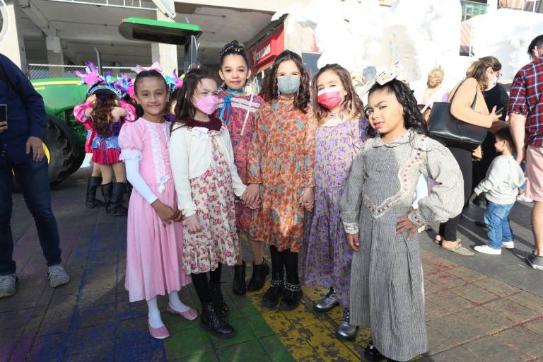 Mazatlecos y visitantes gozan del primer desfile de Carnaval 2022