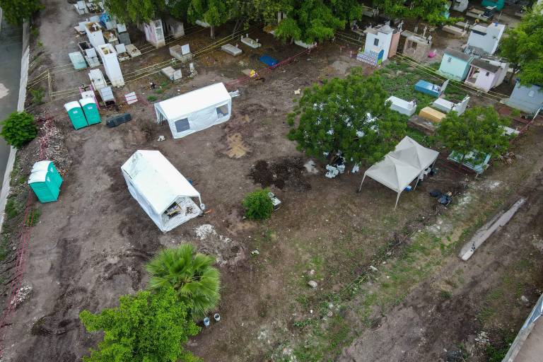 La necrópolis de los anónimos: en la fosa común del 21 de Marzo los cuerpos sin identificar están envueltos en hules negros