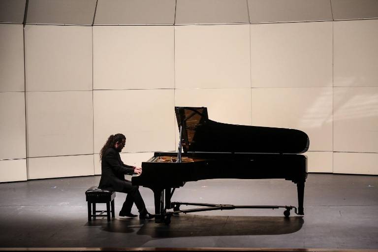 Daniel Ochoa brinda memorable concierto de piano