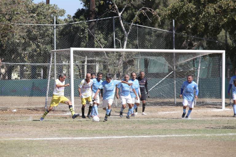 Casita del Plomero-Chololos lidera Futbol Veteranos Platino