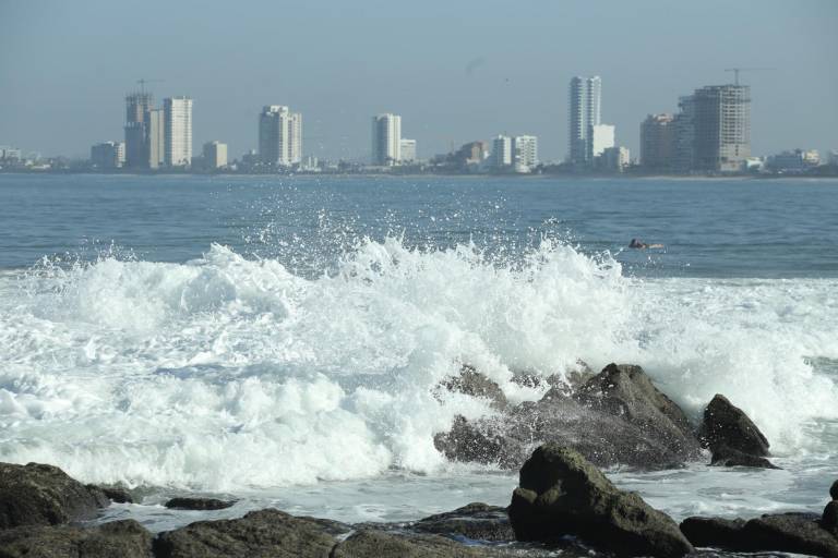 Sigue la alerta por mar de fondo y quemadores en las playas de Mazatlán