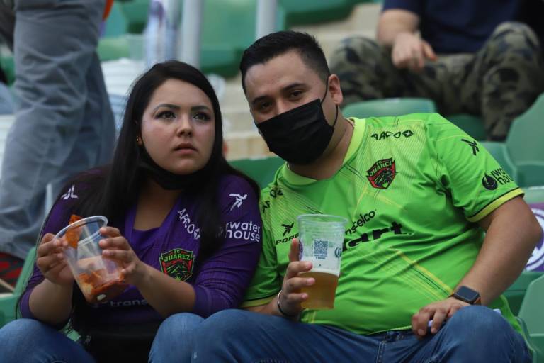 Mazatlecos disfrutan del futbol profesional en el Kraken