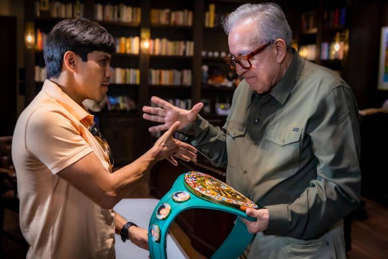 Gobernador Rubén Rocha Moya recibe al campeón mundial de boxeo, el mazatleco Pedro Guevara