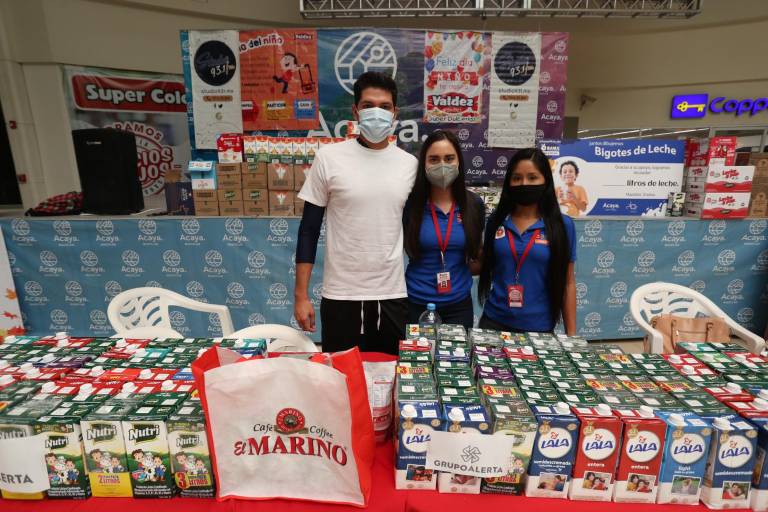 Mazatlecos participan en la campaña Bigotes de Leche