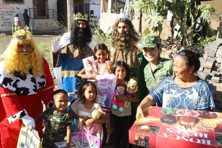 SÉ UN REY MAGO / Perla quiere ser militar cuando sea grande; los Reyes Magos y la Sedena visitaron su casa este 6 de enero