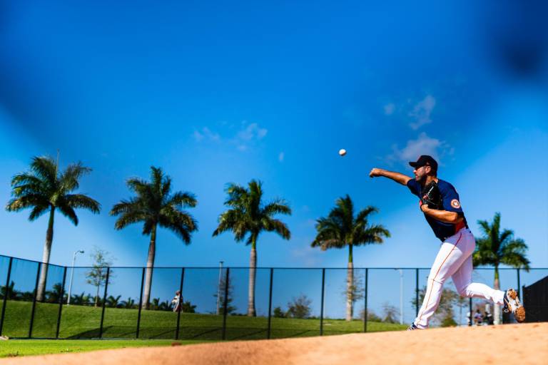 Justin Verlander luce sólido en su regreso a la loma