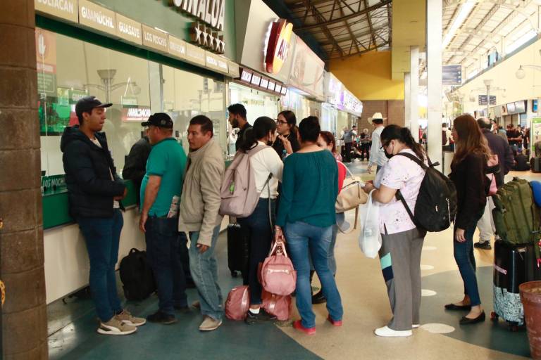 Permanecen varados cientos de pasajeros en la Central de Autobuses de Culiacán