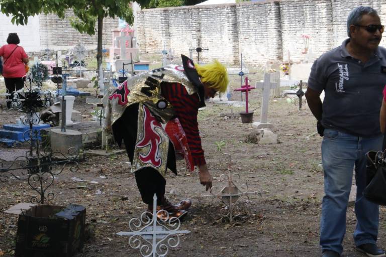 El payaso Cometín tiene 15 años llevando ofrendas a las tumbas de los angelitos, en Culiacán