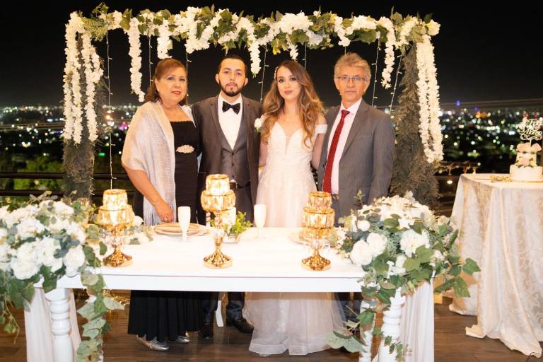 Frida y Alonso forman la familia Beltrán Castro