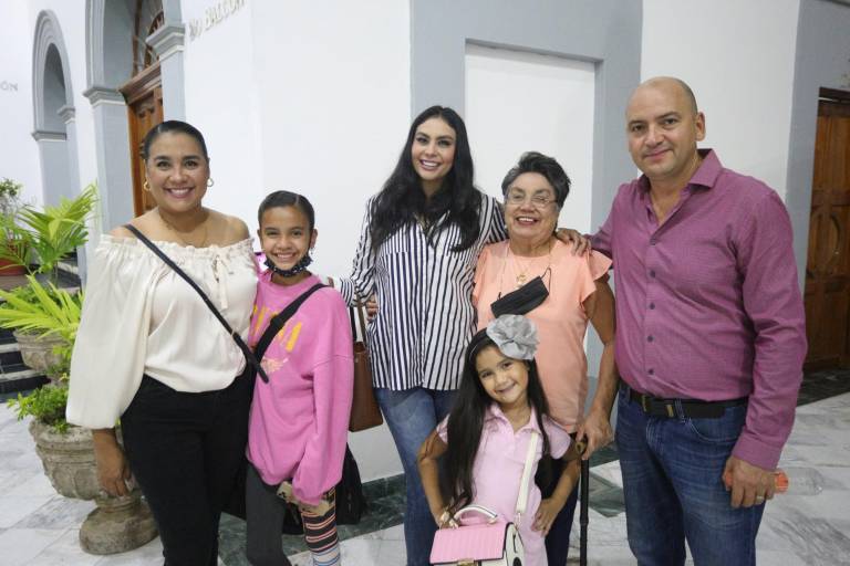 Disfrutan mazatlecos la ‘Ópera Tosca’, con la soprano María Katzarava