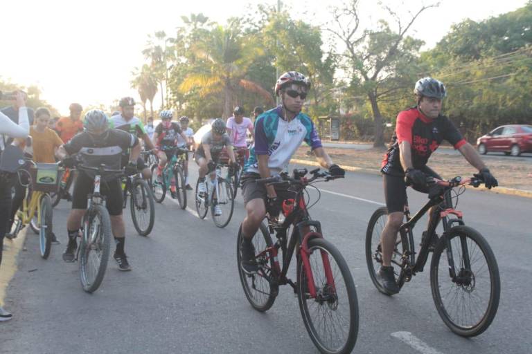 Decenas de ciclistas conmemoran Día Mundial de la Bicicleta en Mazatlán