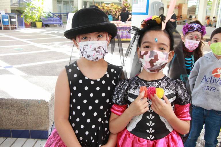 Celebran el Día de Muertos en la Activa Integral