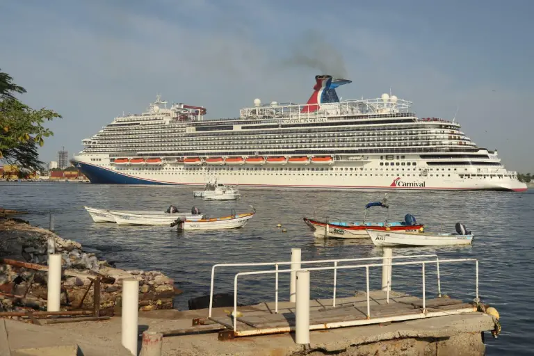 Llegan dos cruceros a Mazatlán con 8 mil turistas a bordo