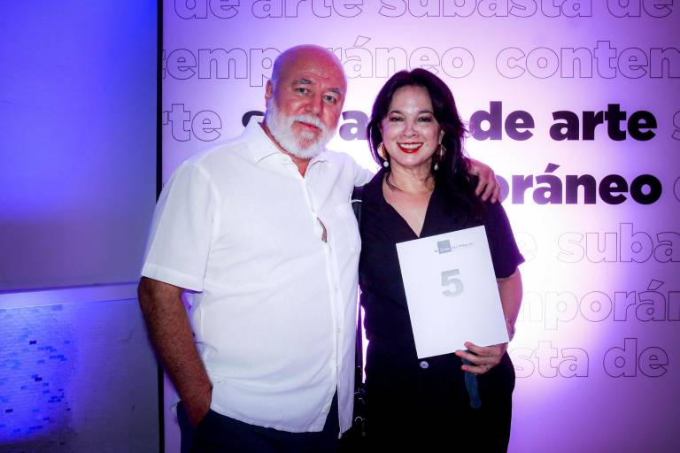 Coleccionistas participan en la subasta en pro de La Casa del Maquío