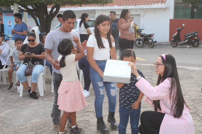 Divulgadora científica ofrece taller de creación de visor de eclipse a niños de Rosario