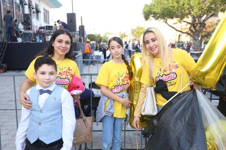 Disfrutan mazatlecos de la elección de Víctor Quiroz y Melanie Alarcón