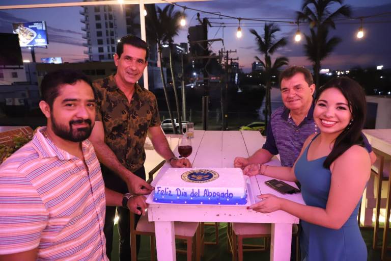 Integrantes del Colegio de Abogados Genaro Estrada festejan su día