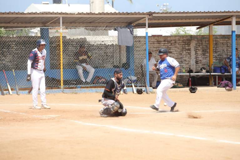 El Tri y Compadres saca sudado triunfo en el beisbol del Polluelos