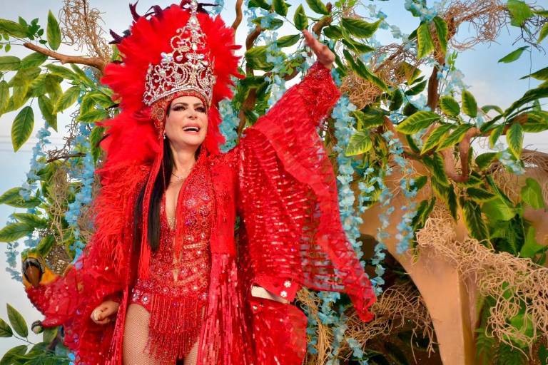 Conquista Maribel Guardia el tradicional Carnaval de Guamúchil 2024