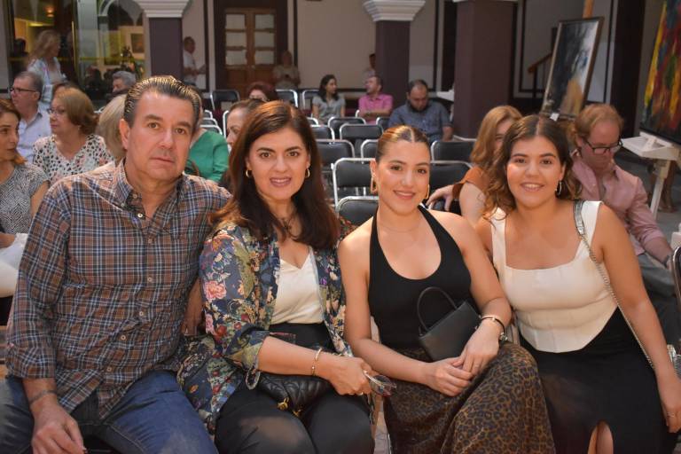 Acompañan a Cecilia Pablos en la presentación de su libro ‘Galbare’