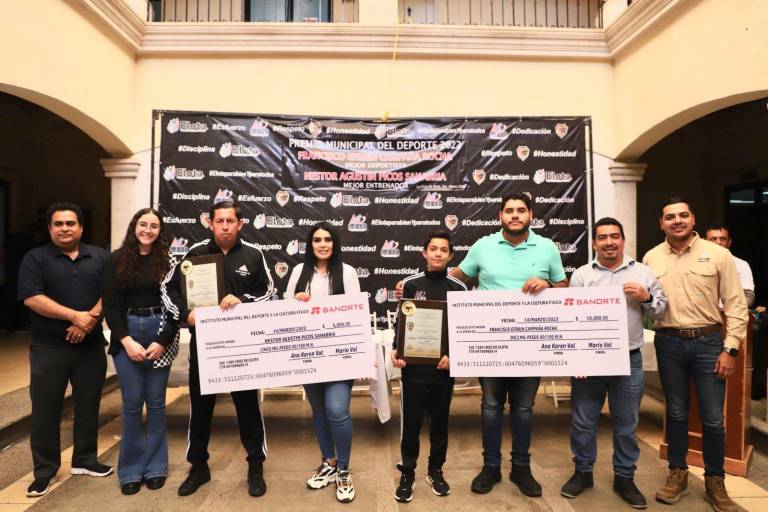 Recibe el taekwondoín Francisco Campaña el Premio Municipal del Deporte Elota 2022