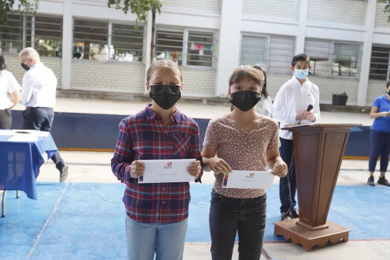 Enaltecen su esfuerzo en la Escuela Activa Integral