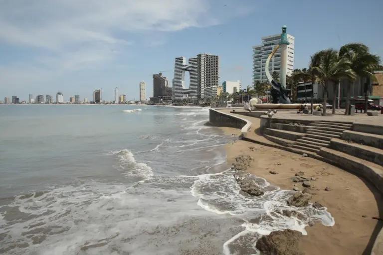 En el sur de Sinaloa se espera mar de fondo ocasionado por el huracán Polo.