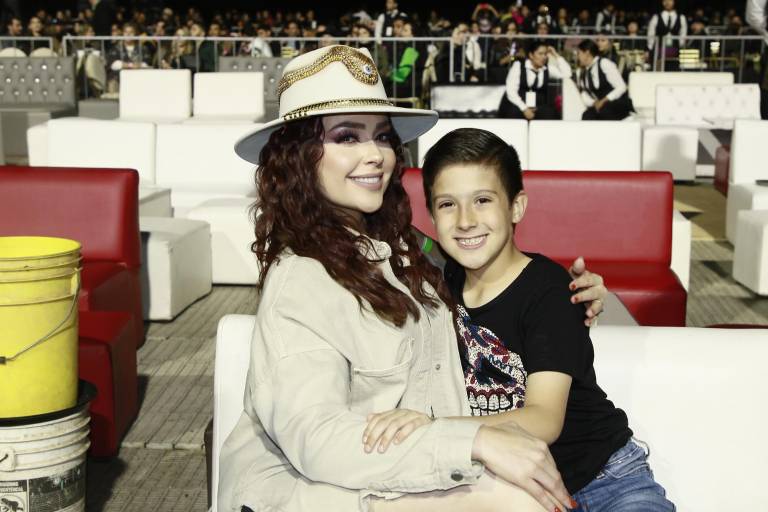 Cantan y bailan sinaloenses junto a Christian Nodal en su concierto en Culiacán