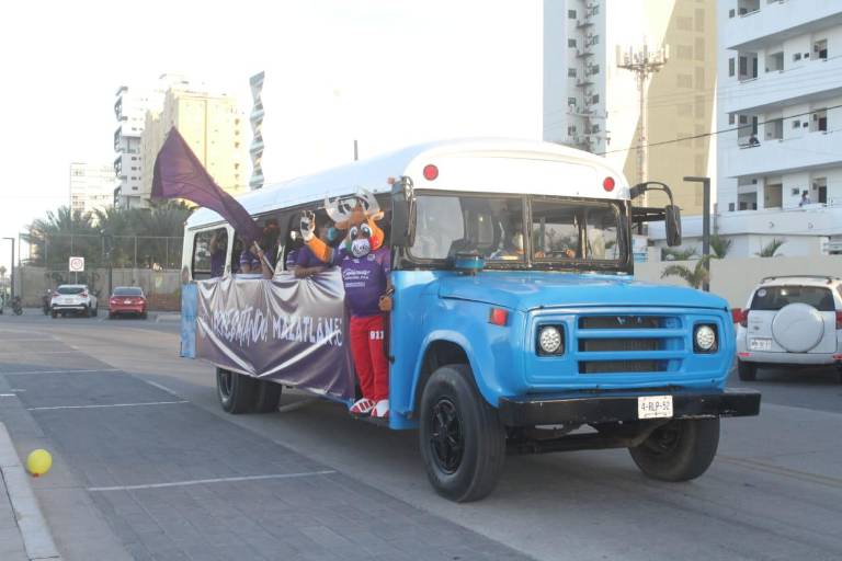La Caravana Cañonera inunda de morado el Malecón de Mazatlán