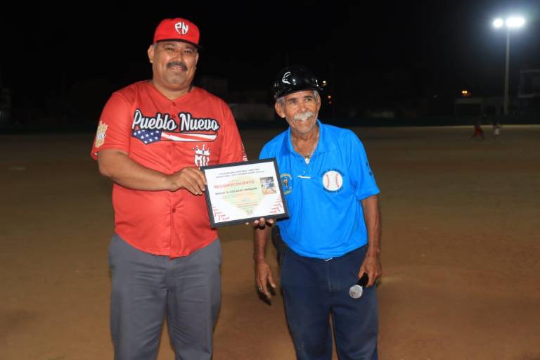 Reparten galardones de las ligas de beisbol Nocturna y Tercera Fuerza, en el ‘Chaflán’ López