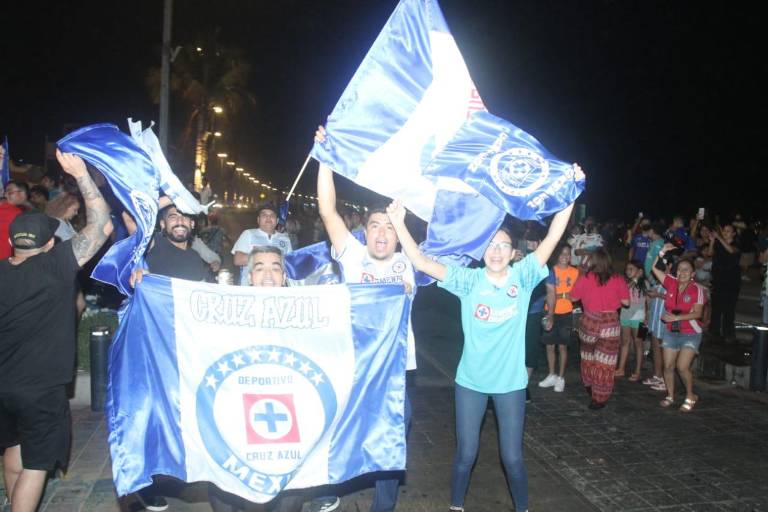 Aficionados en Mazatlán festejan el título del Cruz Azul