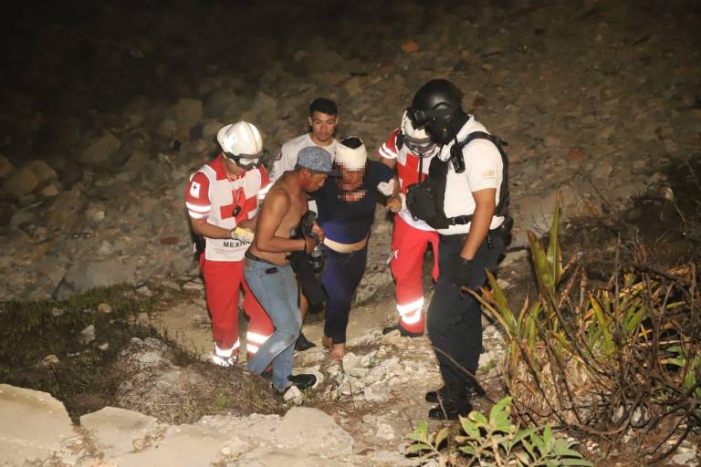 Rescatan a mujer tras caer a zona rocosa del Paseo Claussen en Mazatlán