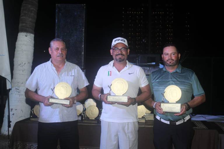 Disfrutan mazatlecos y turistas de la fiesta golfista