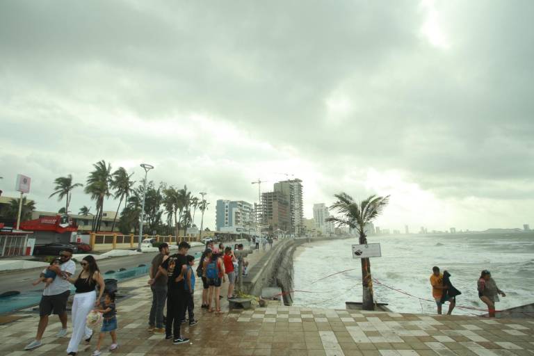 Disfrutan en Mazatlán del clima generado por la tormenta tropical Norma