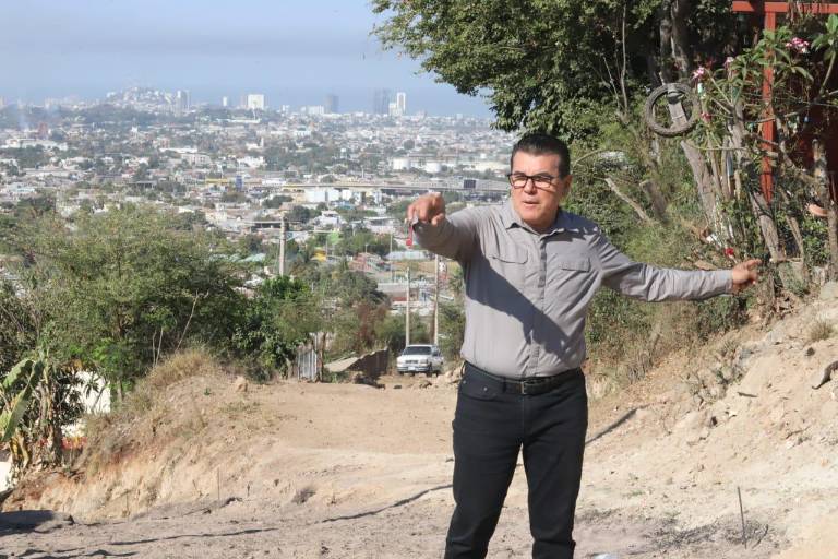 La pavimentación en calle De las Rosas en Lomas del Ébano concluirá en mes y medio