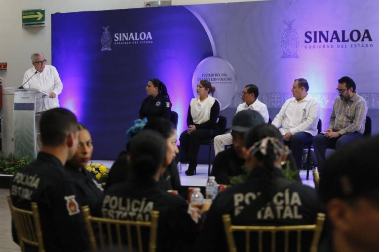 Gobierno del Estado honra a policías de Sinaloa con entrega de patrullas y festejo decembrino