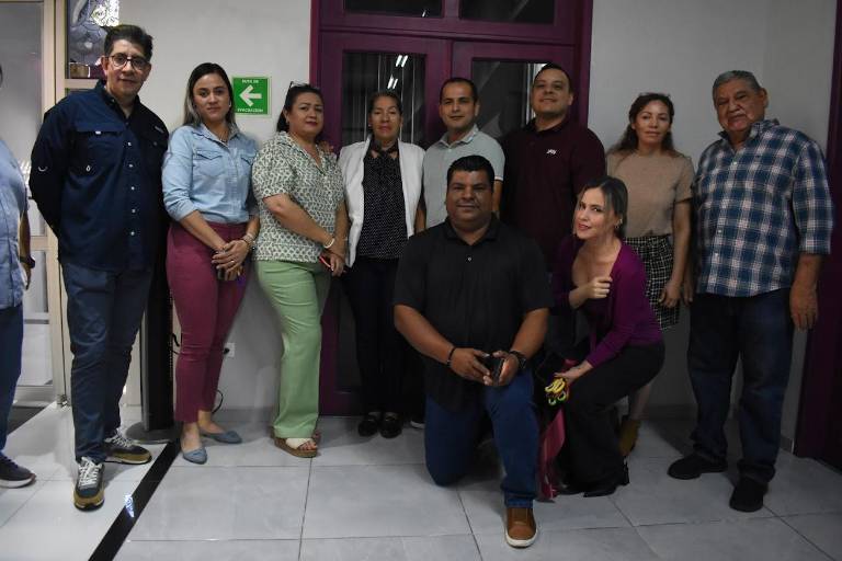 Admiran sinaloenses el Color de Colombia en muestra pictórica