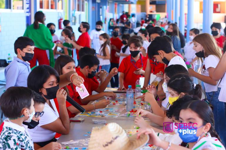 Gritan ¡Viva México! en el Colegio Sebec