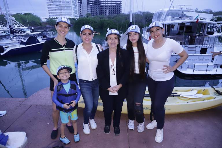 Disfrutan de la regata solidaria navideña