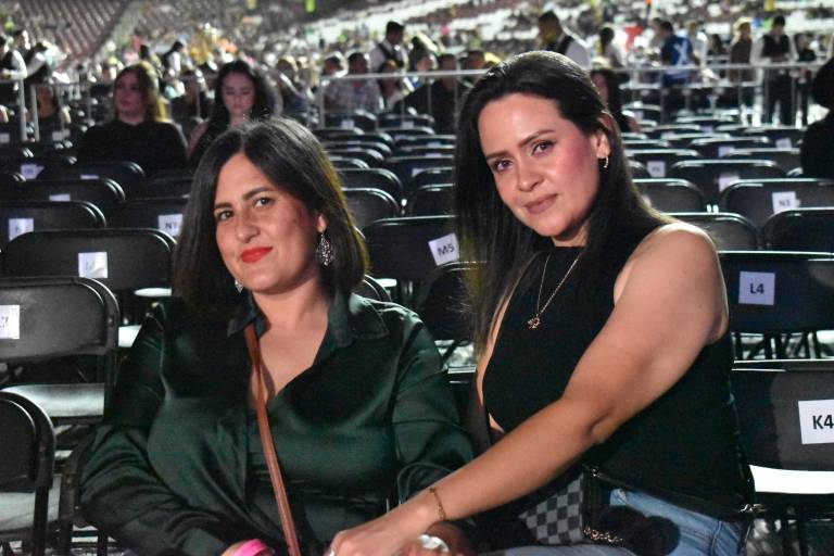 Disfrutan culiacanenses el espectáculo de Carin León en el Estadio de Los Tomateros