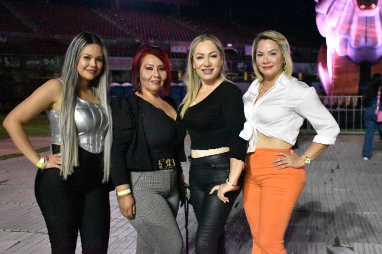 Disfrutan culiacanenses el espectáculo de Carin León en el Estadio de Los Tomateros