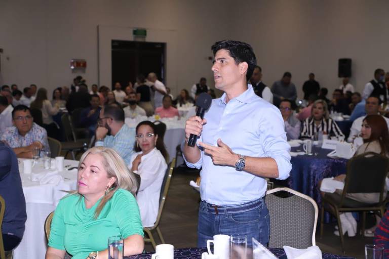 Comparte Agustín Coppel experiencias con empresarios