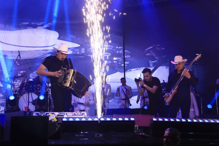 ‘Prende’ Marca Registrada al público mazatleco