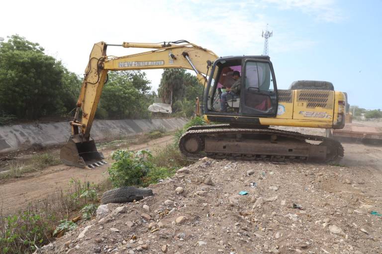 Ponen en marcha trabajos de desazolve en el Dren Miramar de Elota